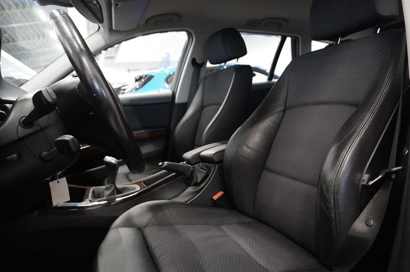 Bild 3 av BMW 325i Touring Sportstol Xenon Farthållare