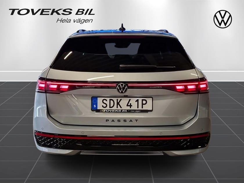 Bild 4 av Volkswagen Passat Variant eHybrid R-line Signature 272hk Skinn/Drag/Värmare