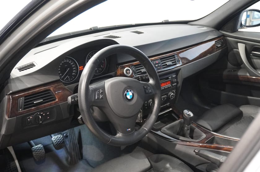 Bild 2 av BMW 335i Sedan Manuell Låga Mil Unik M-Sport Sensorer