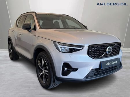 Volvo XC40 B3 FWD Bensin Plus Dark. Backkamera, Drag, Navi, Adaptiv farthållare,  Programmerbar bränslevärm,  Rattvärme