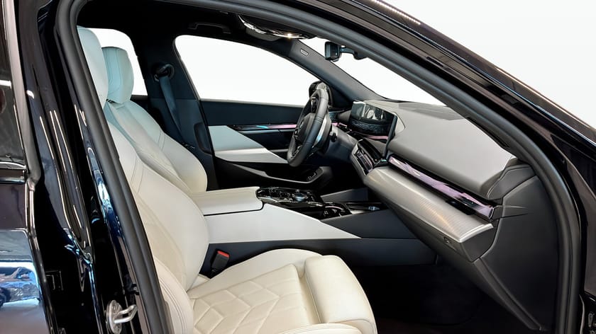 Bild 3 av BMW 530e xDrive Touring M Sport Business Drag B&W