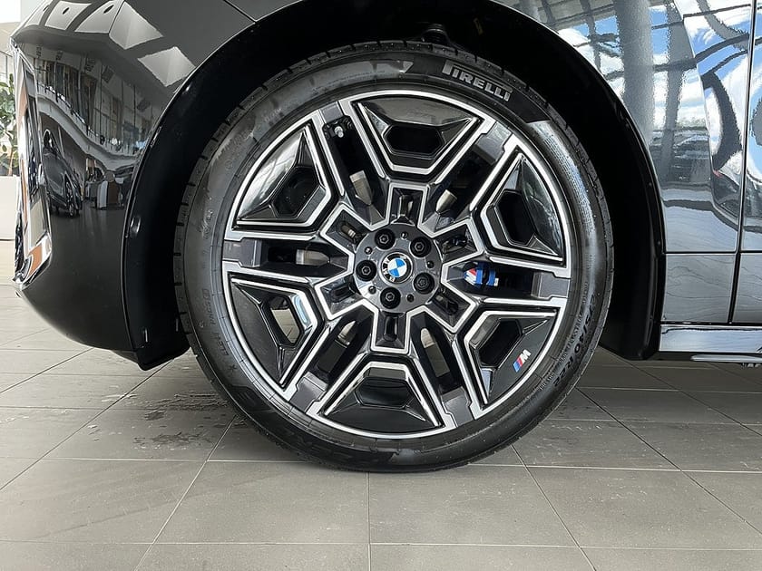 Bild 4 av BMW iX xDrive60 M Sport Panorama B&W Drag Soft Close