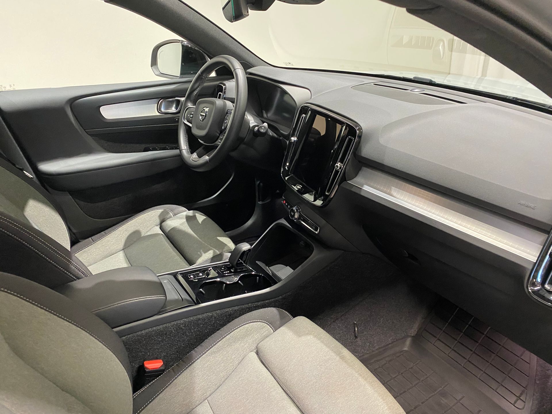 Volvo XC40 B3 FWD Bensin Plus Dark 2025, bild 2/10