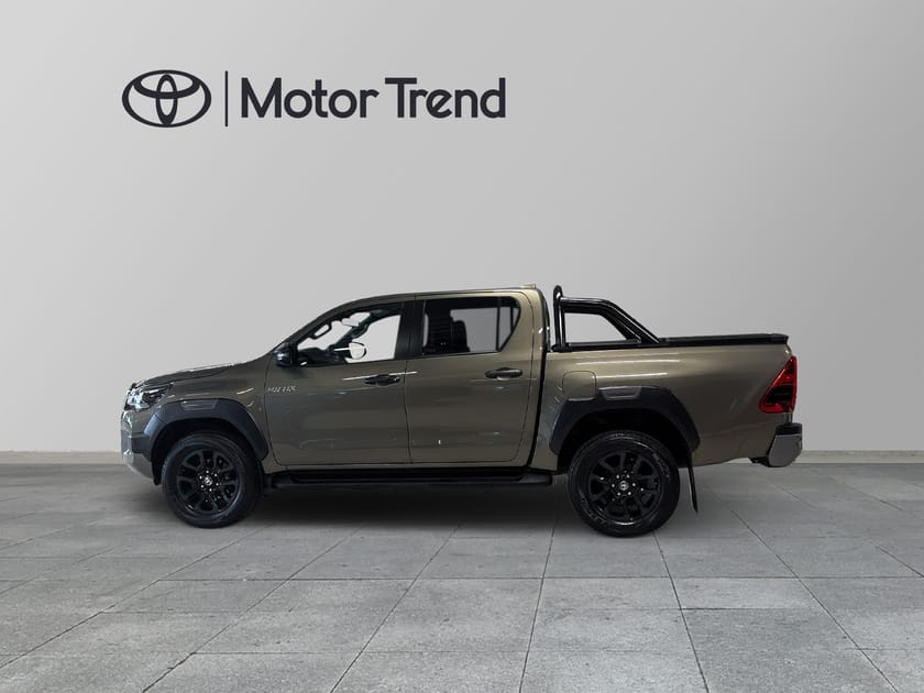 Bild 3 av Toyota Hilux Dubbelhytt 2.8 MHEV 4WD Invincible Flaklock Vhjul