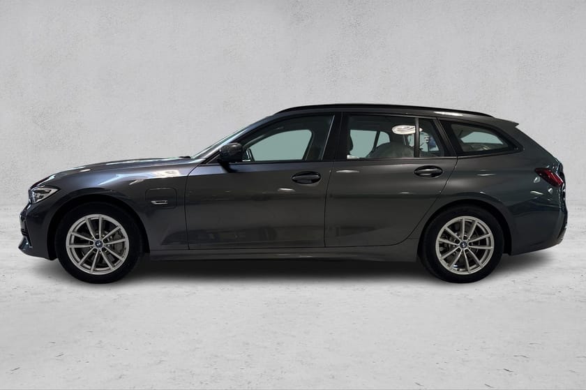 Bilde 2 av BMW 330e xDrive Touring Cruise/Parksensor/Carplay/DAB/BT