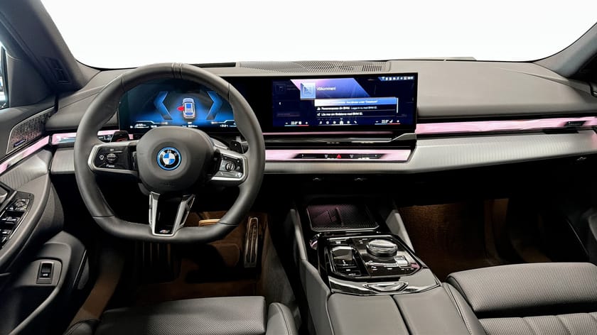 Bild 4 av BMW 530e xDrive Touring M Sport Pro B&W 360 HUD Drag