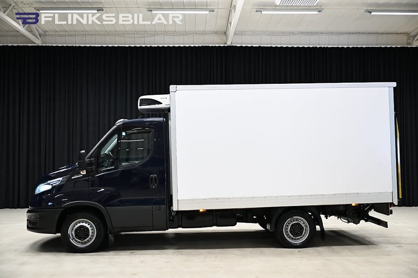 Bild 3 av Iveco Daily 35-140 Chassi Cab 136HK Automat|Volymskåp|Bakgavellyft|Kylbil|Moms|SeUtr!