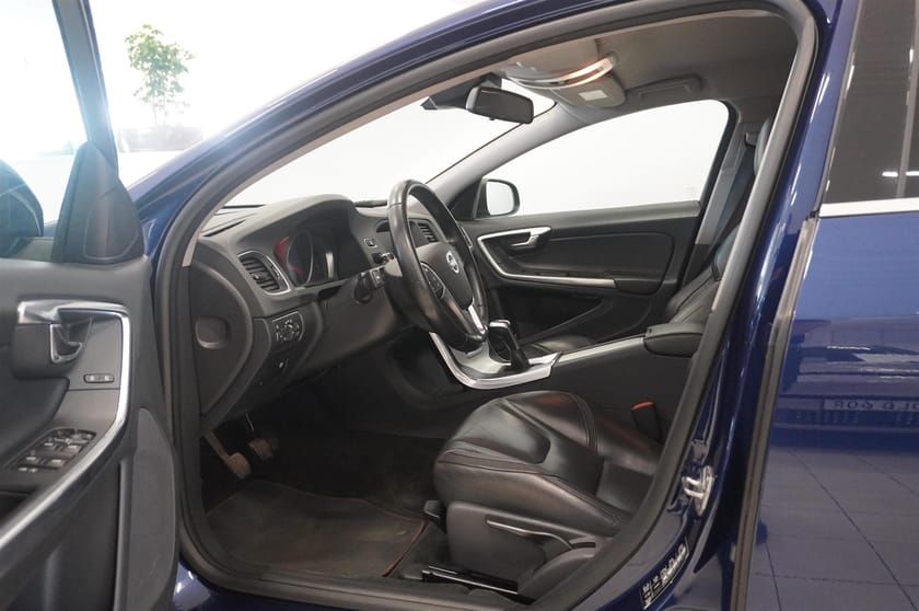 Bild 2 av Volvo V60 D4 Momentum Ocean Race 190hk