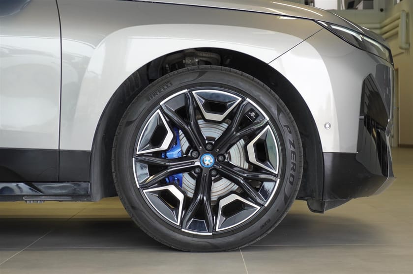 Bild 2 av BMW iX xDrive50 Sportpaket Exclusive Innovation Comfort Luftfjädring B W Soft Close Sätesventilation Drag