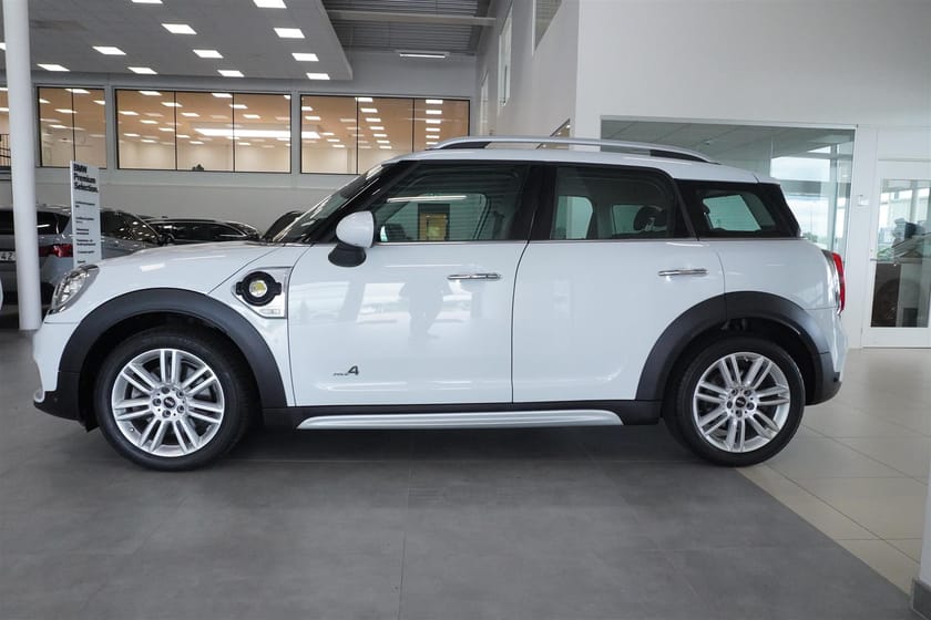 Bild 3 av MINI Countryman Cooper SE ALL4 S E Experiencepkt Backkamera Comfortöppning 18 Tum Pair Spoke Navigation