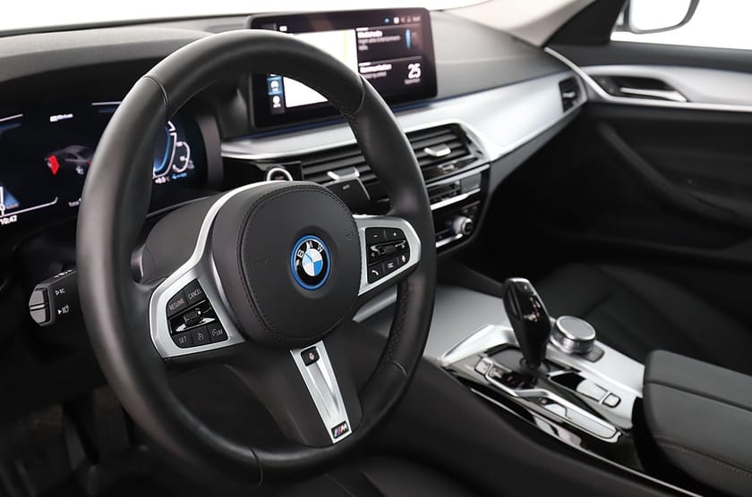 Bild 3 av BMW 530e Sedan / M sport ratt / Backkamera / Värmare / 1.100mil