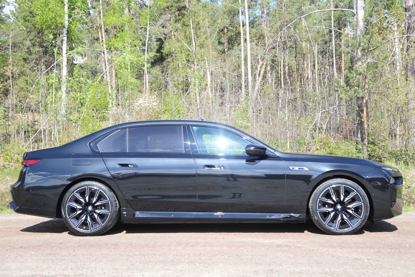 Bild 3 av BMW M760e xDrive Executive Drive PRO / Aut. Dörrar / B&W