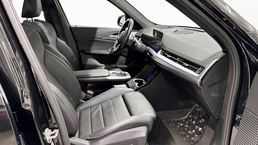 Bild 3 av BMW iX1 xDrive30 Head up Drag Panorama