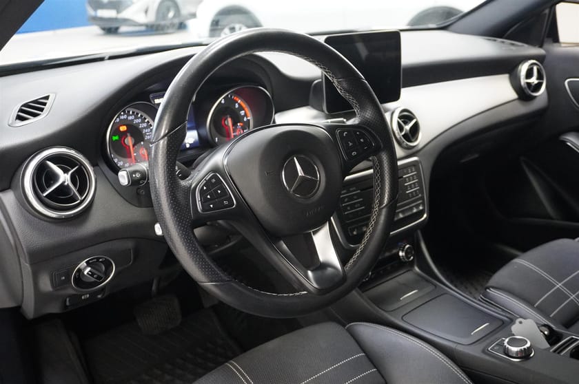 Bild 2 av Mercedes-Benz GLA 200 d 4MATIC Night Pack Värmare Drag 136hk