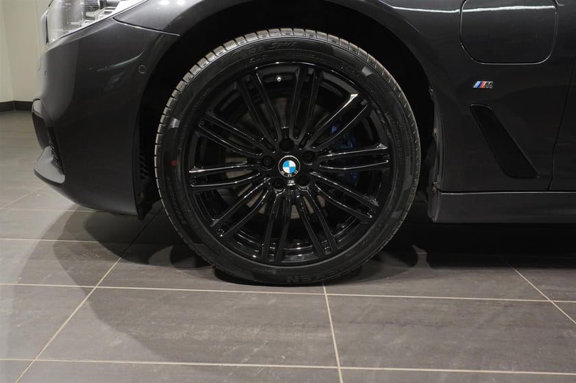 Bild 3 av BMW 530e xDrive iPerformance Sedan M Sport Innovation Taklucka Drag H K 4-Zons