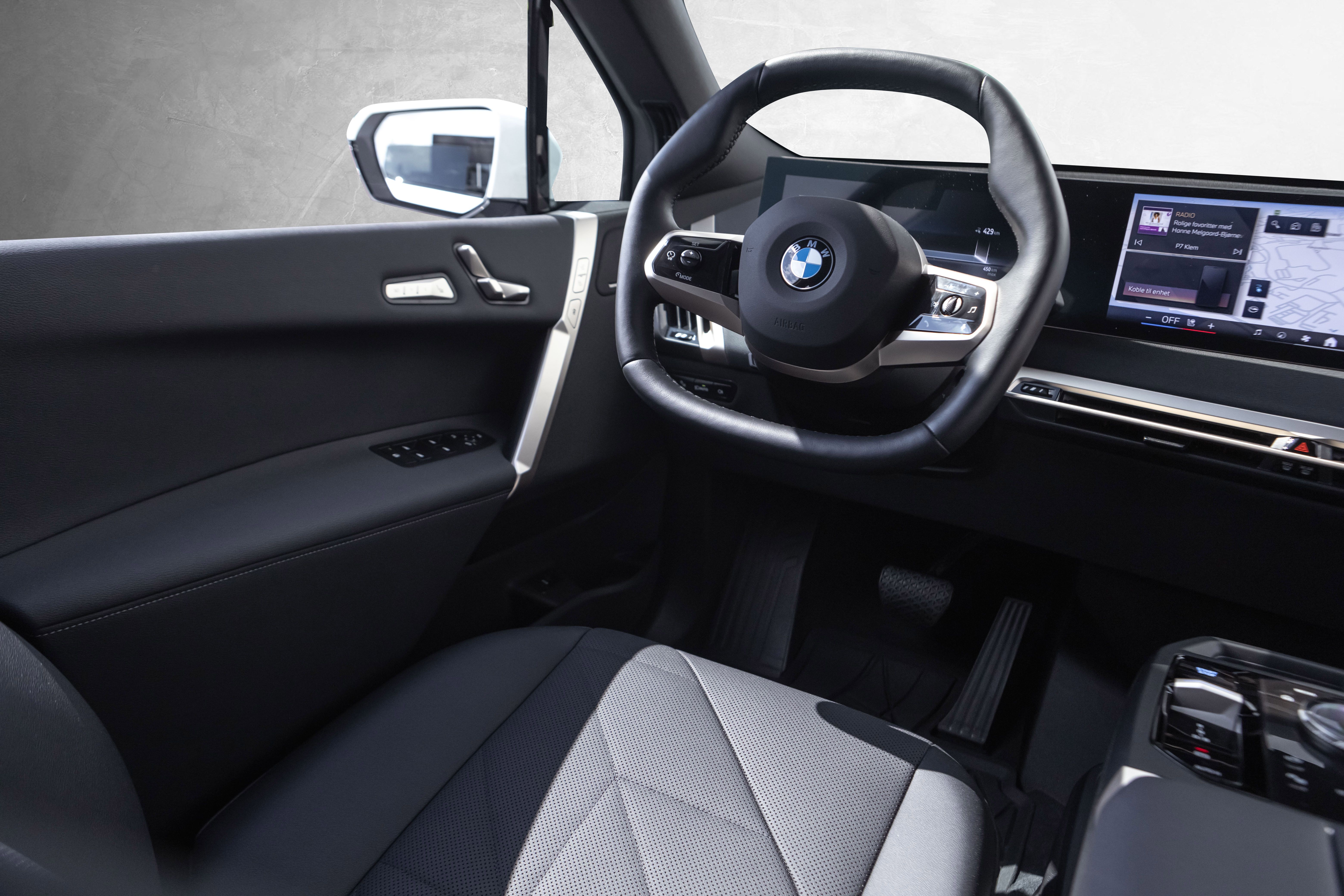 BMW iX xDrive60, 544hp, 2025