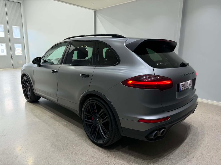 Bild 5 av Porsche Cayenne S Diesel – V8 | Mattgrå foliering | Sportavgassystem | Välutrustad