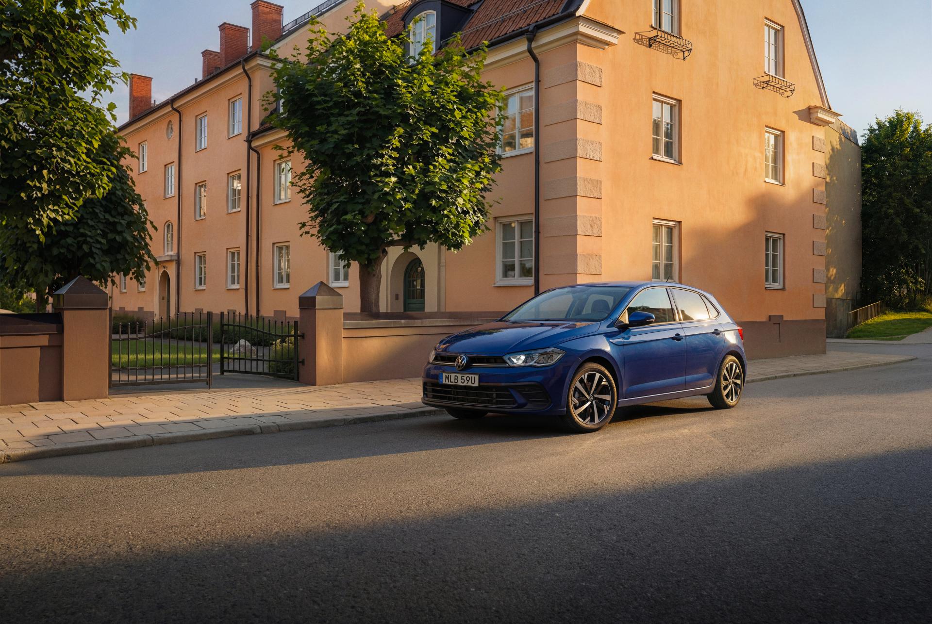 Grå volkswagen transportbil med en kanot på taket