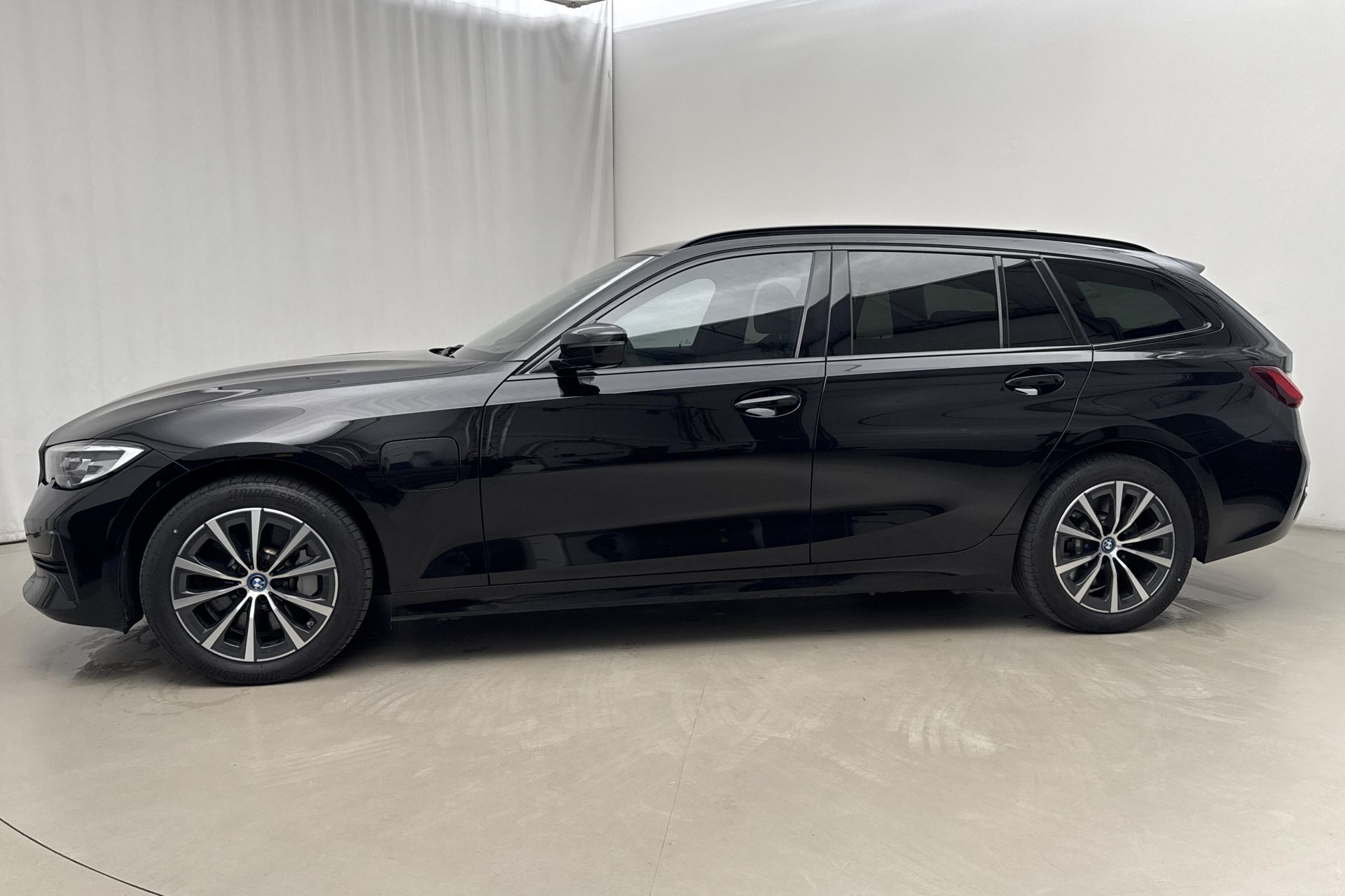 BMW 330 e Touring 2022, photo 2/10
