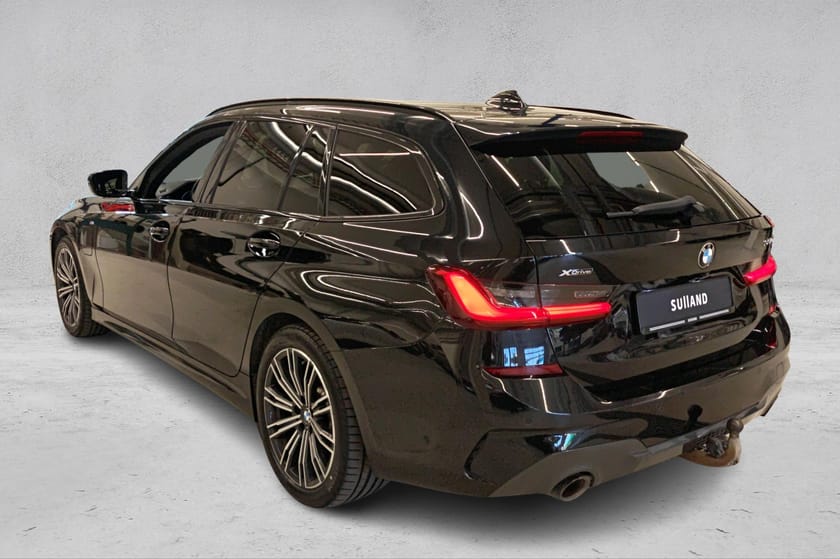 Bilde 3 av BMW 330e xDrive Touring M-Sport 292HK I Delskinn I H.feste I Navigasjon