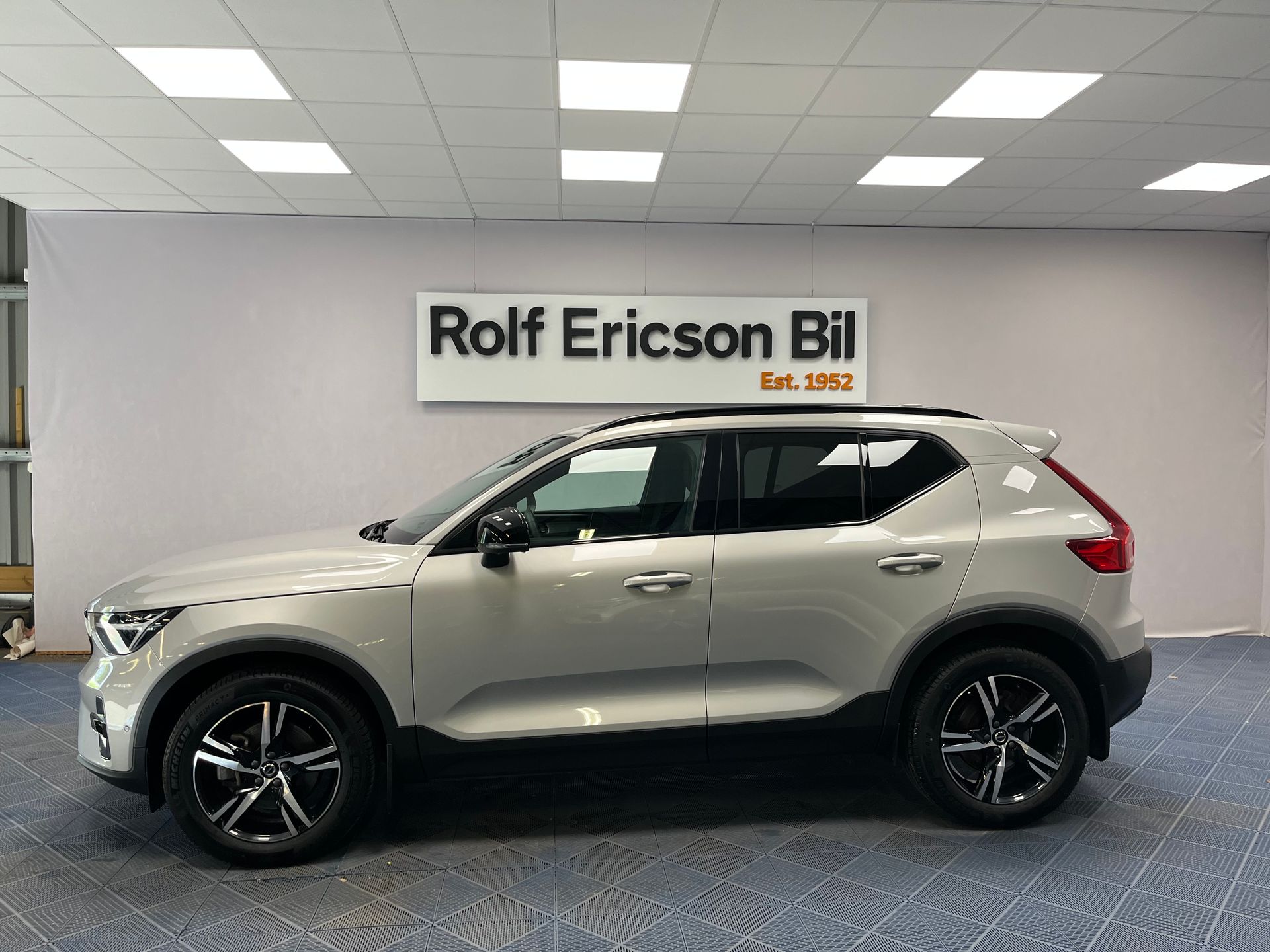 Volvo XC40 B3 FWD Bensin Plus Dark 2025, bild 2/10