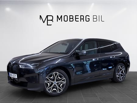BMW iX xDrive40 326hk Helg på Moberg! Exlusive Innovation HUD 360 Massage