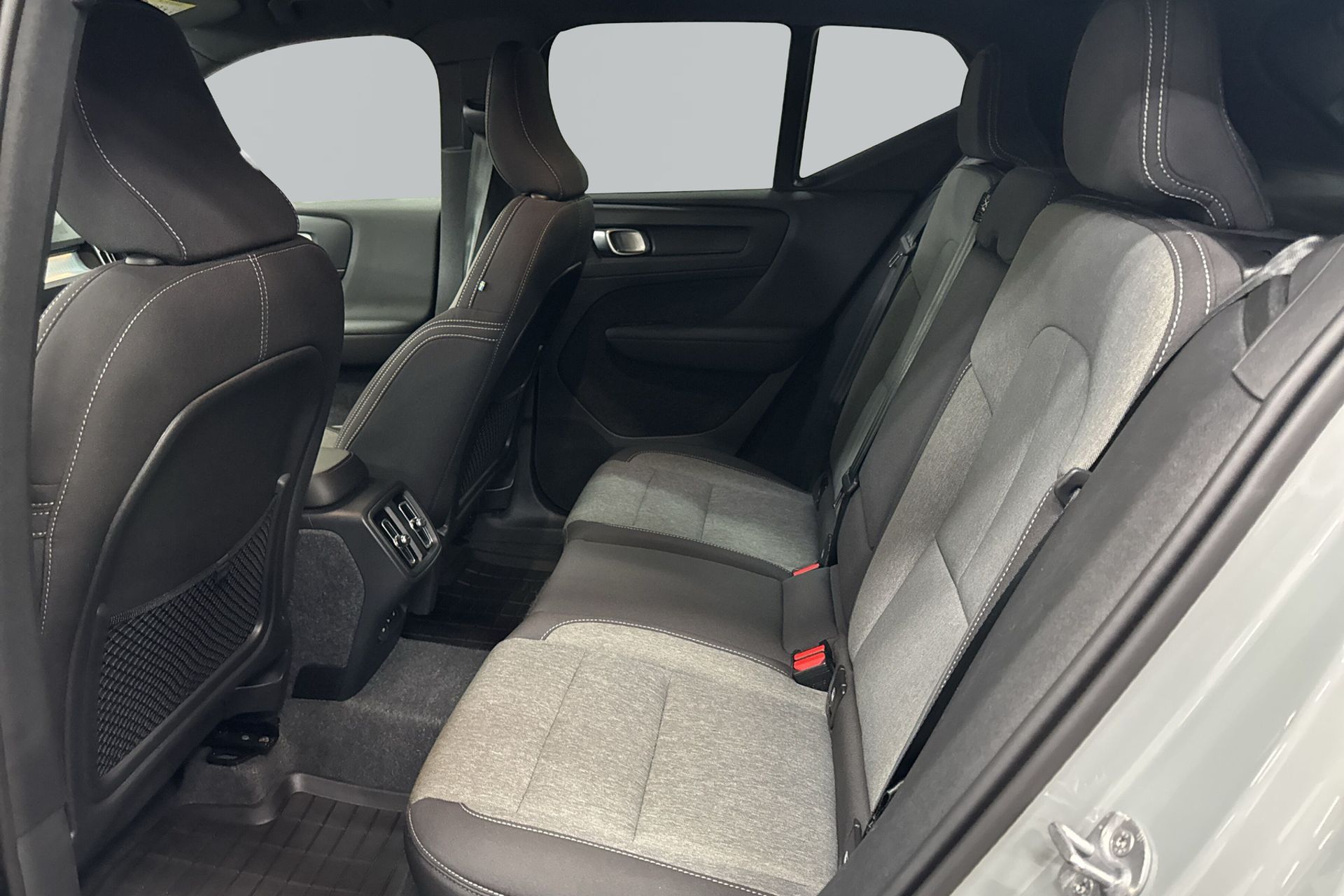 Volvo XC40 B3 FWD Bensin Plus Dark 2025, bild 7/10