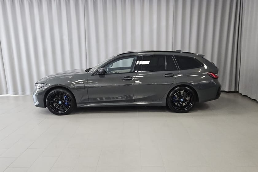 Bild 2 av BMW 330e xDrive Touring M-Sport Steptronic 292HK Aut Drag