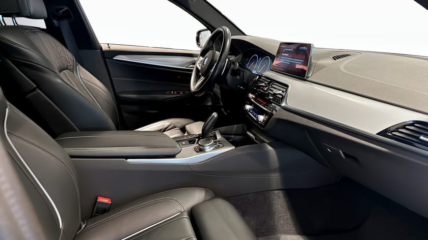Bild 3 av BMW 540i xDrive Sedan M-Sport Värmare HuD H/K Adaptiv Farth Taklucka Drag