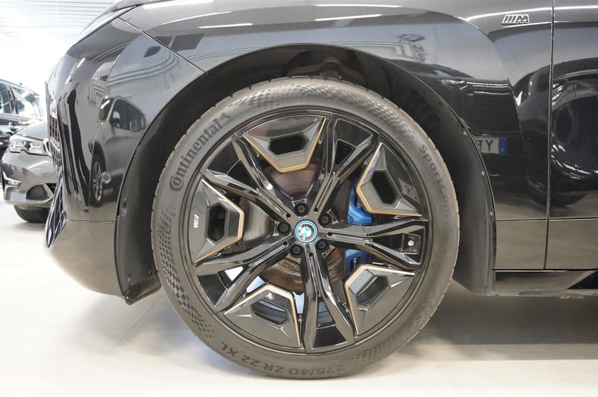 Bild 3 av BMW iX M60 xDrive Pano 360 B W HUD