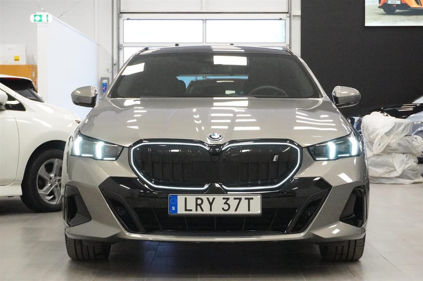 Bild 2 av BMW i5 eDrive40 Touring M-Sport Drag Pano