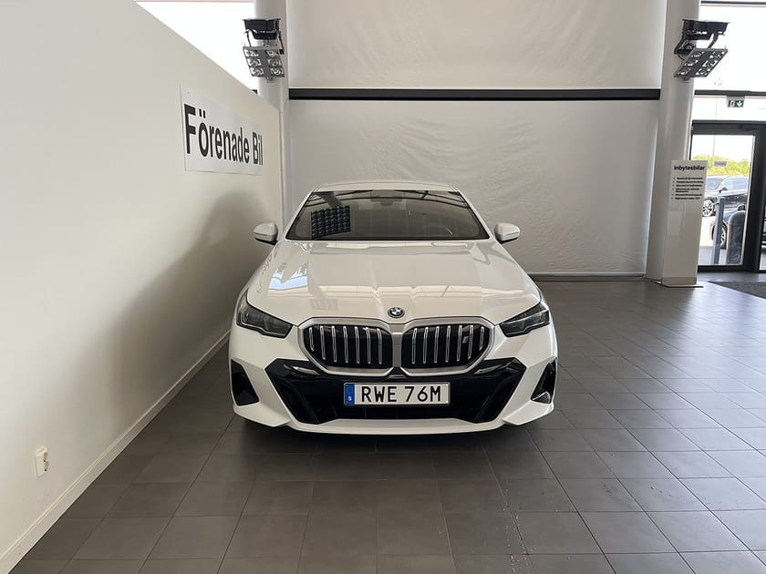 Bild 2 av BMW i5 eDrive40 Sedan M Sport Drag Rattvärme Drive/Park Assist