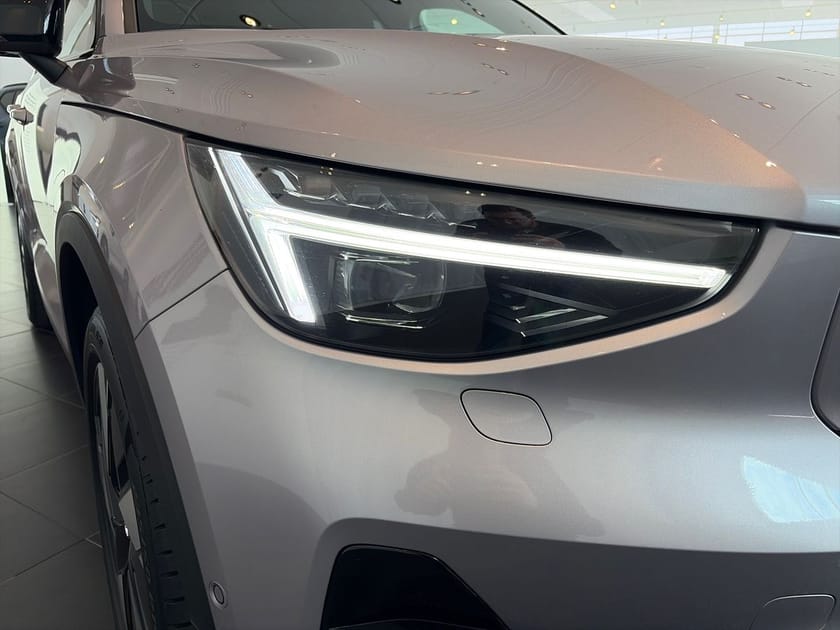 Bild 3 av Volvo EX40 Single Motor Extended Range ⚪Single ExtendedRange -Plus /Dragkrok / 360 Kamera / Mörkt tonade rutor /