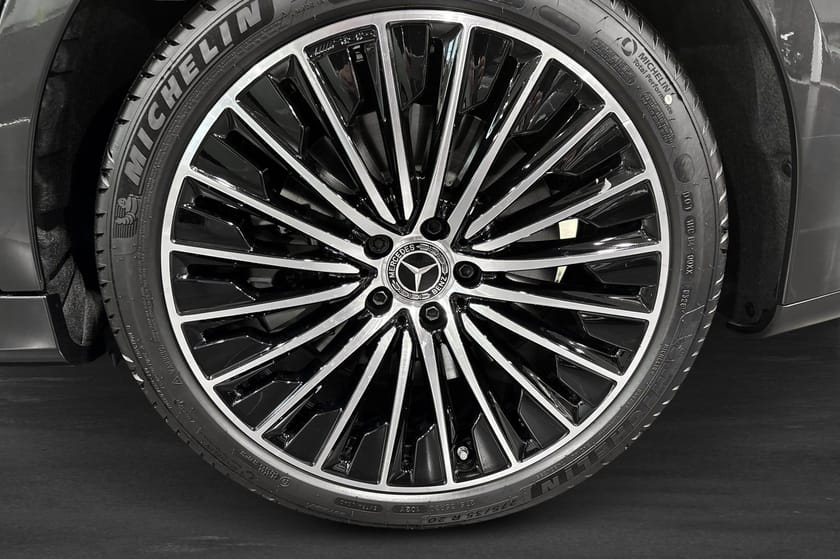 Bild 5 av Mercedes-Benz E 300 de 4MATIC sedan / Amg Advanced edition