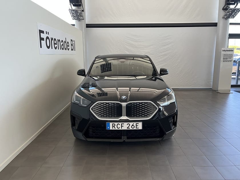 Bild 2 av BMW iX2 xDrive30 M Sport Drag 19" Rattvärme Park Assist