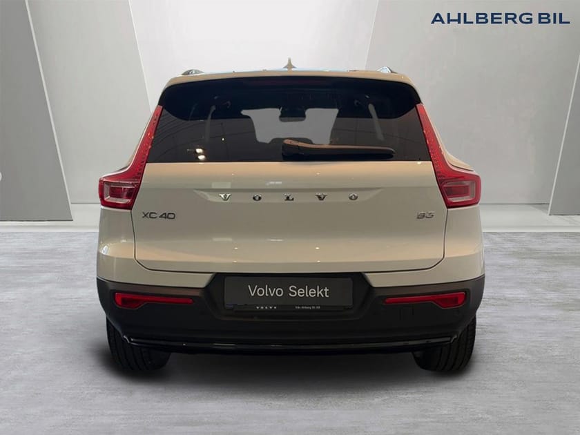 Bild 4 av Volvo XC40 B3 FWD Bensin Plus Dark. Backkamera, Navi, Adaptiv farthållare,  Programmerbar bränslevärm,  Rattvärme