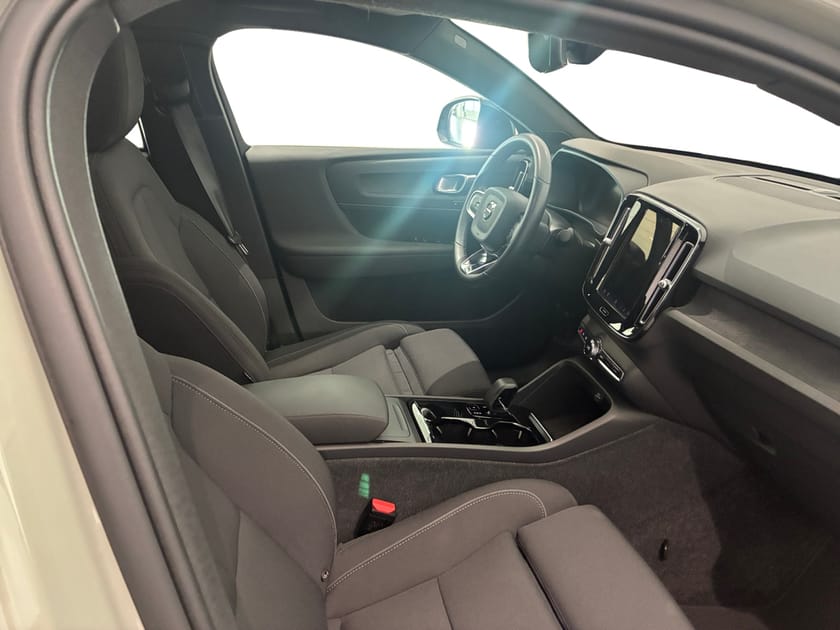 Bild 4 av Volvo C40 Recharge Plus Edition | Parkeringskamera bak |  Förarstol elmanövrerad