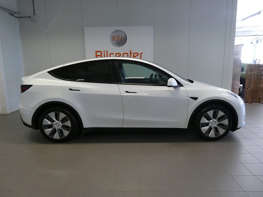 Bild 4 av Tesla Model Y Long Range AWD Drag-Pano-Skinn-Kamera-Navi-SoV
