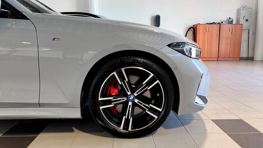 Bild 4 av BMW 330e Touring Steptronic // M-SPORT // PANORAMA // DRAG