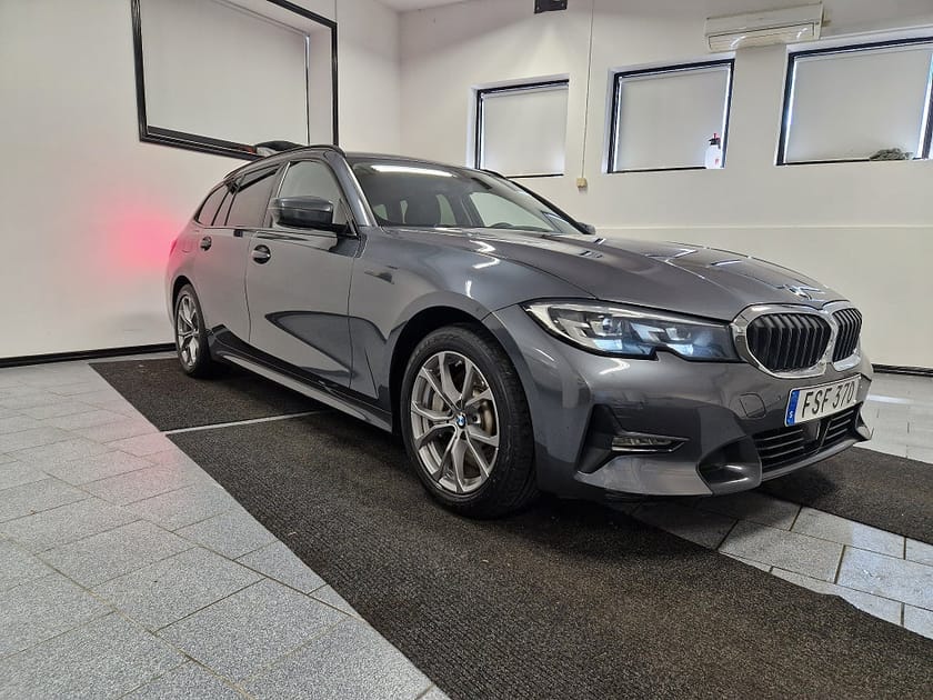 Bild 3 av BMW 330e xDrive Touring 292 hk Steptronic Sport line Euro 6 Drag