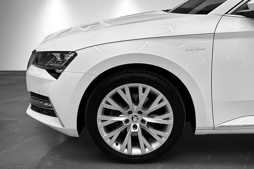 Bild 2 av Škoda Superb iV Kombi Skoda 1.4 TSI L&K Moms Drag Värmare Cockpit Canton