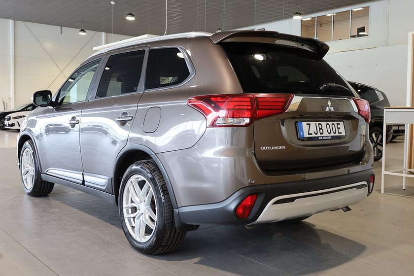 Bild 3 av Mitsubishi Outlander 2.0 4WD AUT Business M-Värme 360° Läder 7-Sits