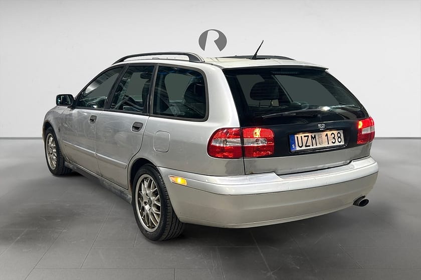 Bild 4 av Volvo V40 2.0T 163 HK 0.61 L/MIL 1985KR/ÅR 2NYCKLAR 16"