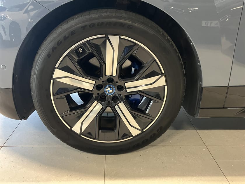 Bild 4 av BMW iX xDrive50 Signature Package Innovation Exclusive Luftfjädring Drag Panorama H K Soft Close 360 Kamera Adaptiv Farthållare
