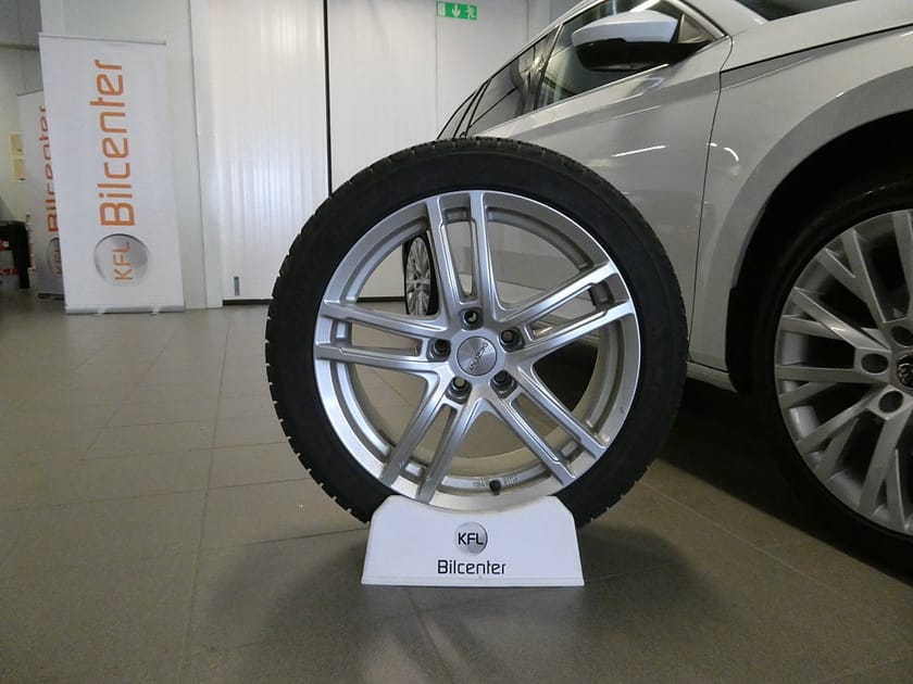 Bild 2 av Škoda Superb iV Kombi Skoda 1.4 TSI Business Edition Drag-Värmare-Kamera-SoV