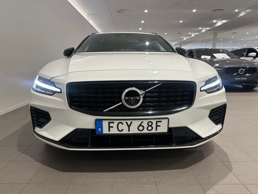 Bild 2 av Volvo V60 Recharge T8 R-Design / Dragkrok / Panoramatak / Navigation / Bowers&Wilkins /