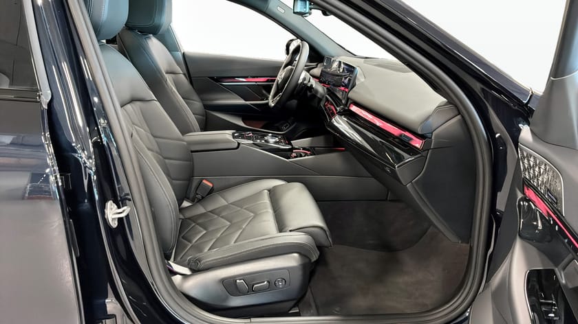 Bild 3 av BMW 550e xDrive Sedan M Sport Pro Business Edt Panorama Bowers & W