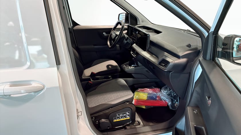 Bild 3 av Ford E-Transit Courier Räckvidd 287KM / Skåp Limited 136Hk / Årsskatt 360kr