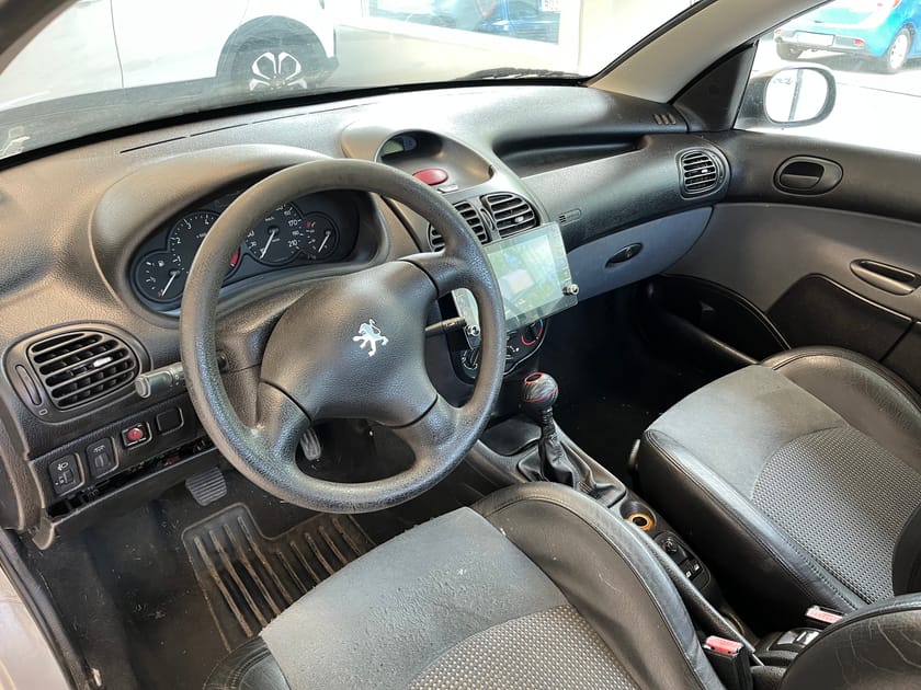 Bild 5 av Peugeot 206 CC Besiktigad t o m 261231, gör det själv