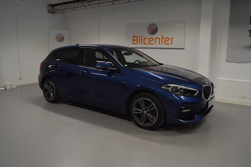 Bild 4 av BMW 118i Sport line V-Däck ingår Drag-Navi-CarPlay-PDC-FartH-BT